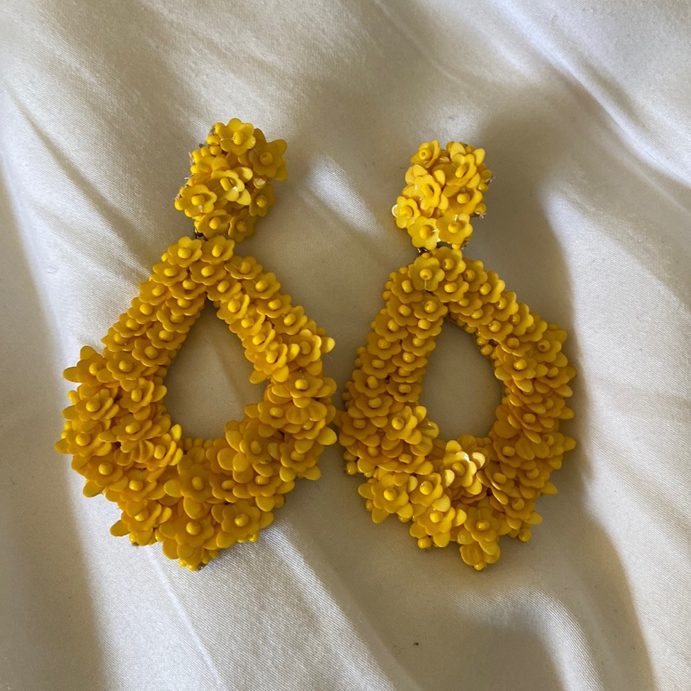 Cute yellow earrings!